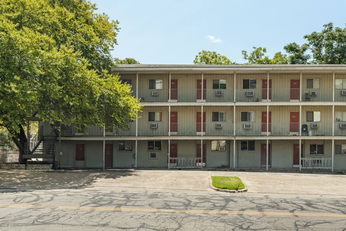 300 E 30th St, Austin, TX 78705 - Apartment For Rent - Image 2