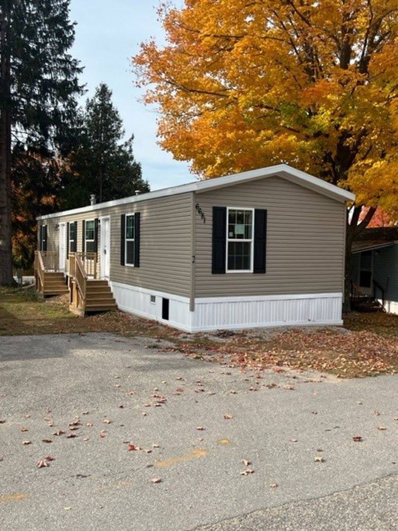 6747 Ash Dr, Benzonia, MI 49616