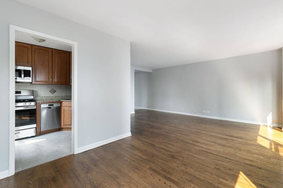 Apartment for rent at 5858 N Sheridan Rd, Chicago, IL 60660