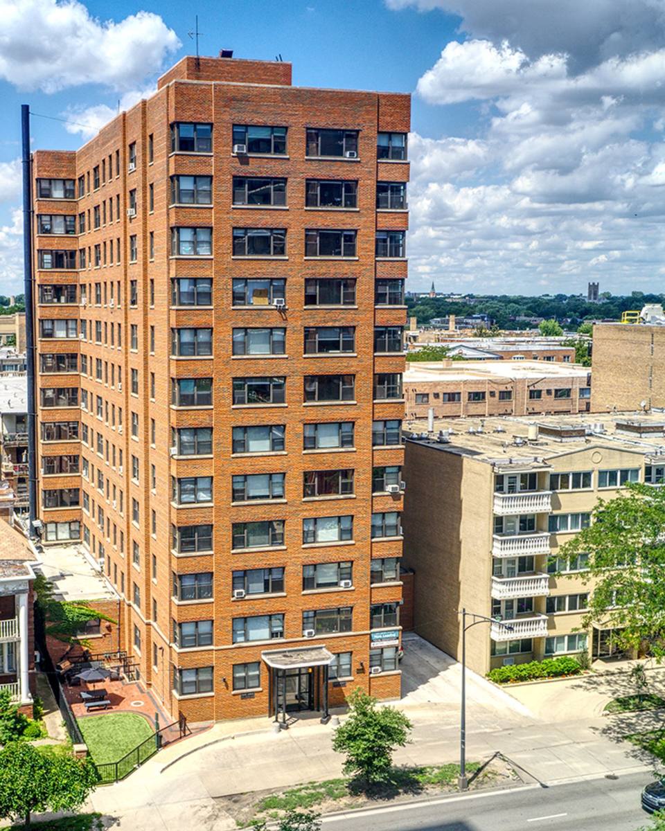 Apartment for rent at 5858 N Sheridan Rd, Chicago, IL 60660