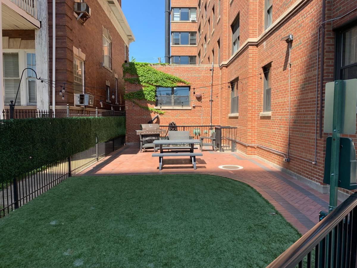 Apartment for rent at 5858 N Sheridan Rd, Chicago, IL 60660