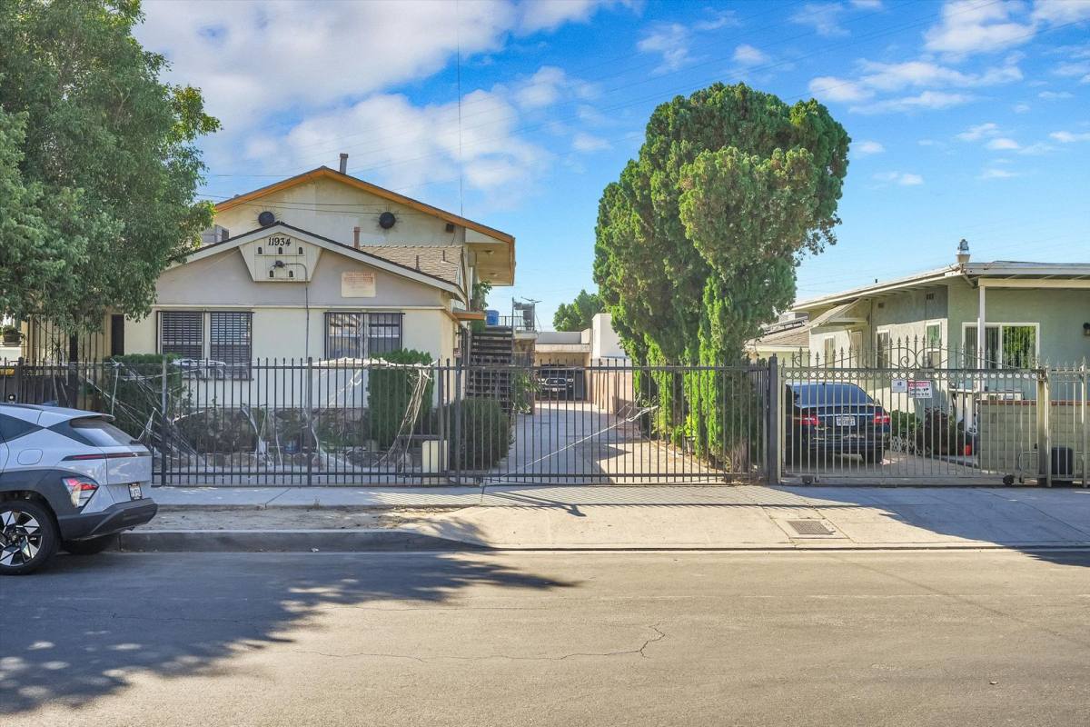 Apartment for rent at 11934 Runnymede St N Hollywood, North Hollywood, CA 91605