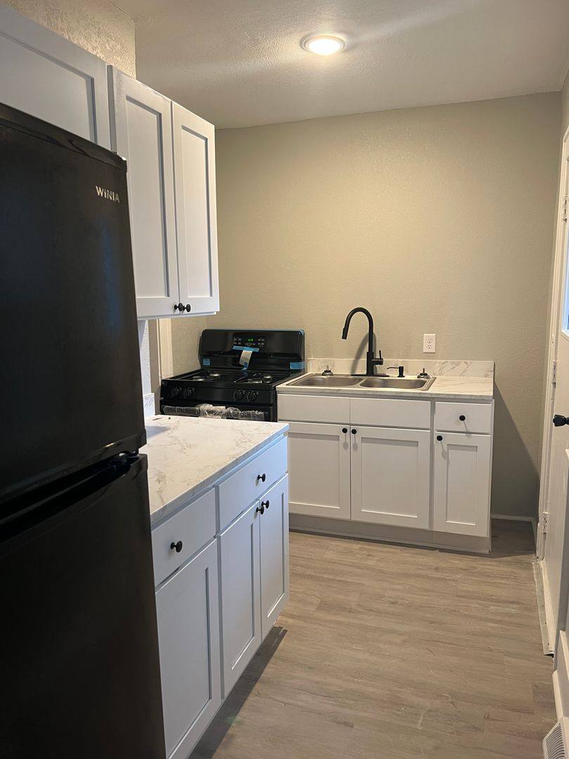 Apartment for rent at 2042-2046 W 4th St, Davenport, IA 52802