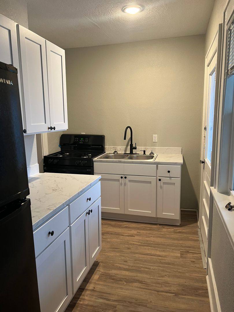 Apartment for rent at 2042-2046 W 4th St, Davenport, IA 52802