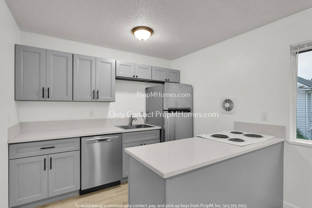 Apartment for rent at 716 9th St, Oregon City, OR 97045