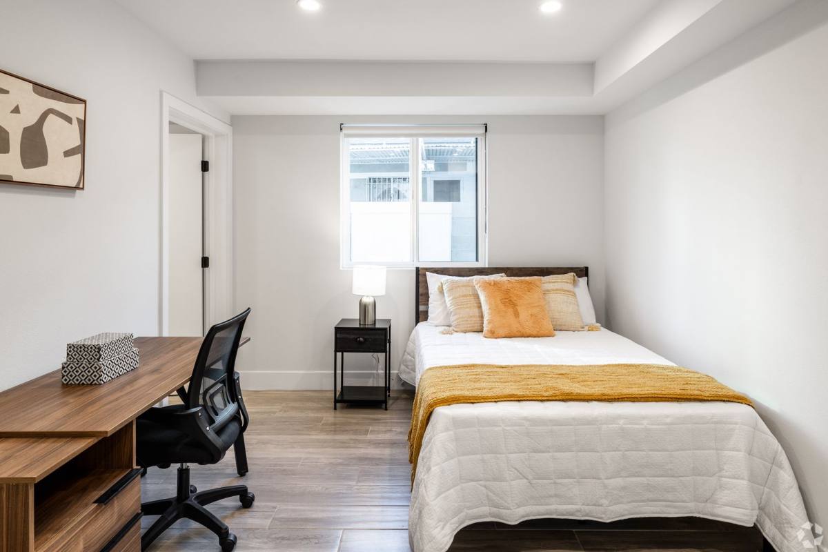 Apartment for rent at 1137 W 37th Dr, Los Angeles, CA 90007