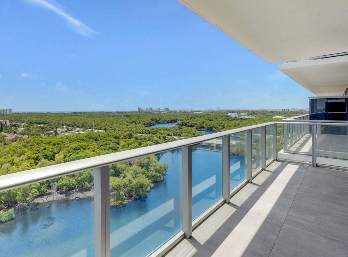 Apartment for rent at 16385 Biscayne Blvd #UN1516, North Miami Beach, FL 33160