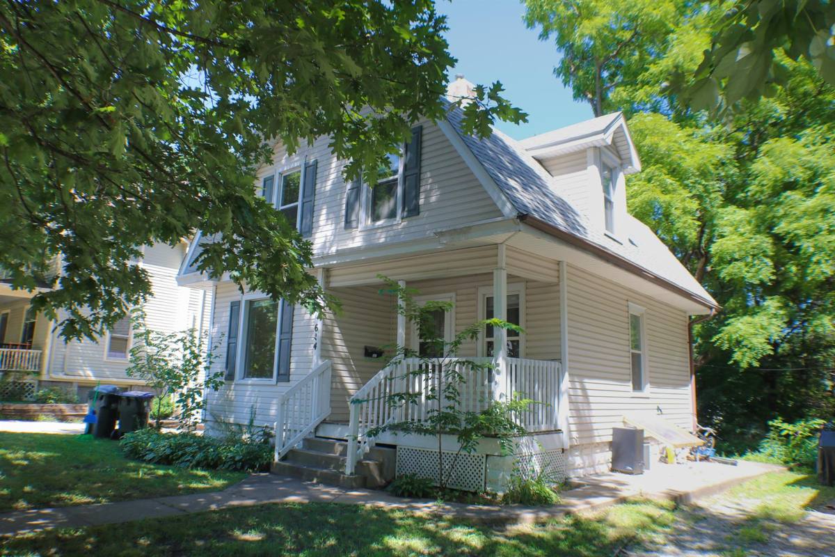 Apartment for rent at 614 1 2 N Gilbert St, Iowa City, IA 52245