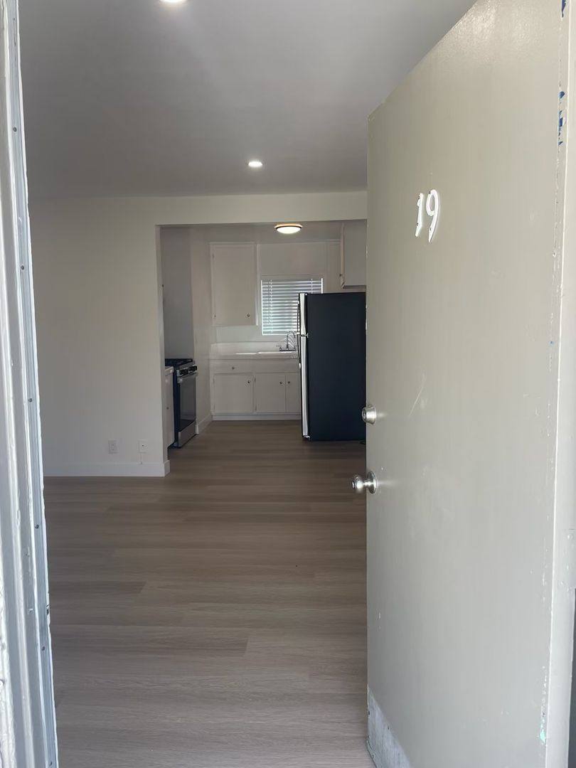 Apartment for rent at 4122 S Grand View #19, Los Angeles, CA 90066