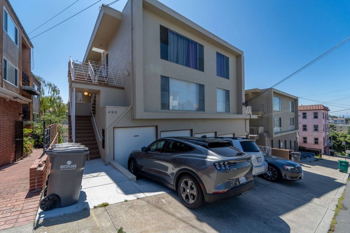 Apartment for rent at 498 Capital St, Oakland, CA 94610