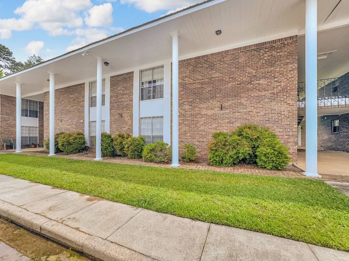 Apartment for rent at Chateau Orleans, 3125 Napoleon Court, Birmingham, AL 35243