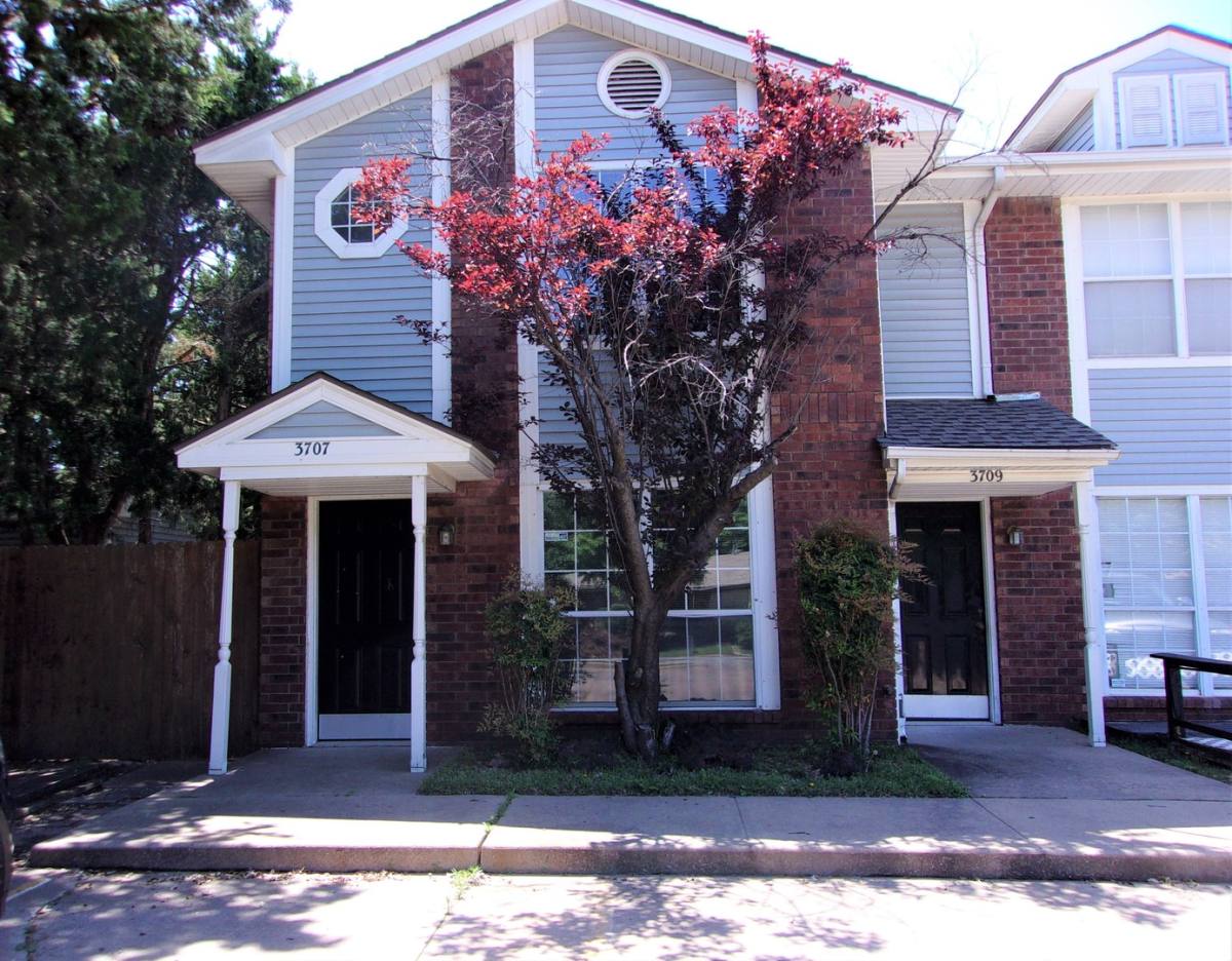 Townhouse for rent at 3707 N Saint Charles St, Oklahoma City, OK 73122