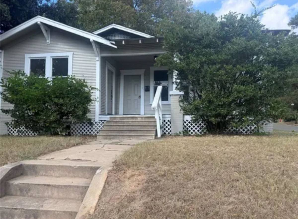 House for rent at 2900 Lakeshore Dr, Shreveport, LA 71109