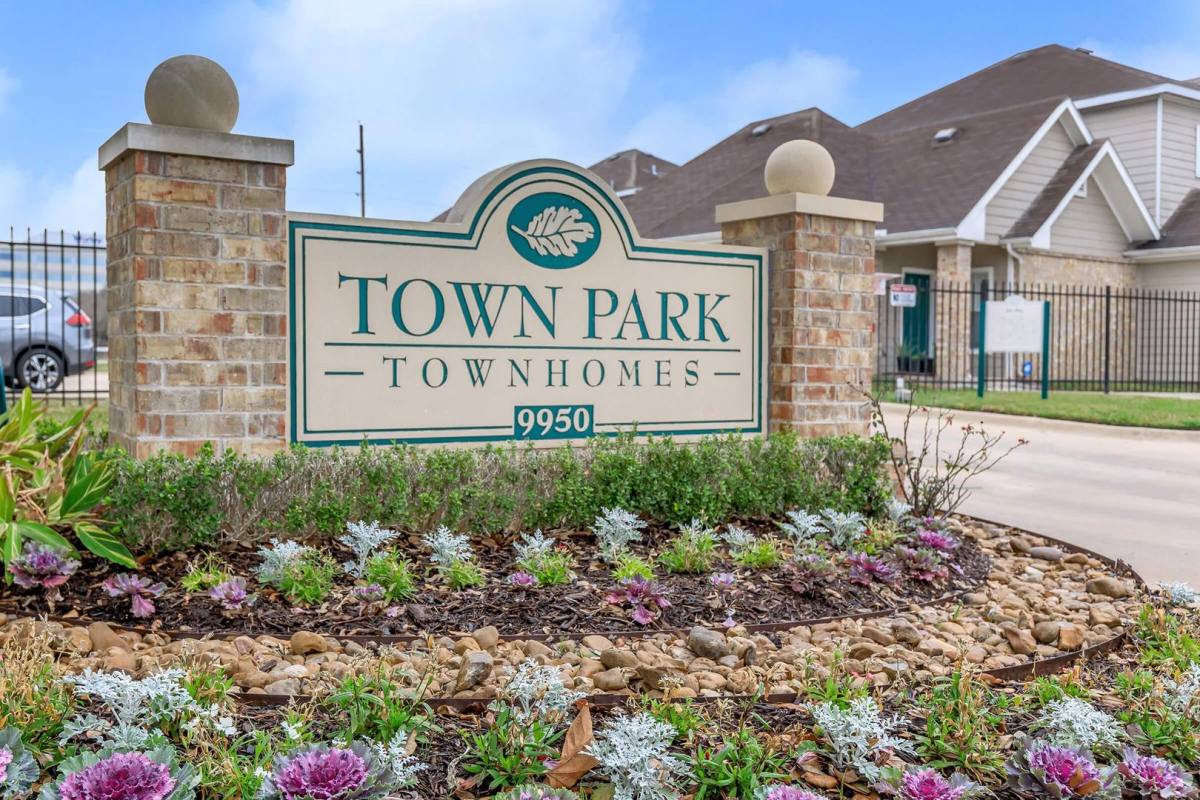 Townhouse for rent at 9950 Town Park Dr, Houston, TX 77036