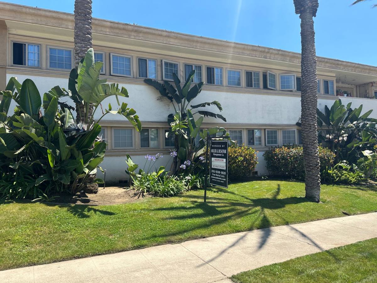 Apartment for rent at 8306 Manchester Ave, Playa Del Rey, CA 90293