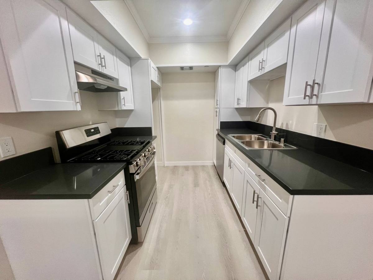 Apartment for rent at 5665 Reseda Blvd, Tarzana, CA 91356