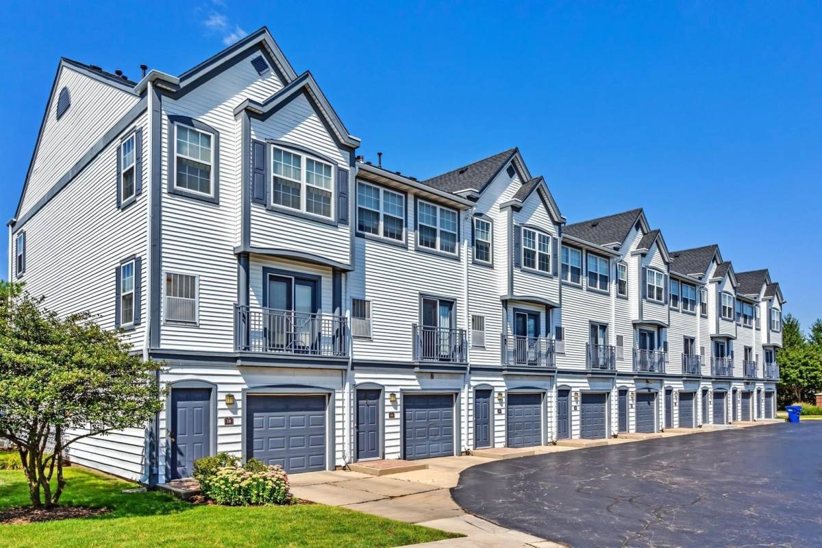 Townhouse for rent at 76 Gershwin Court #76, Wheaton, IL 60189