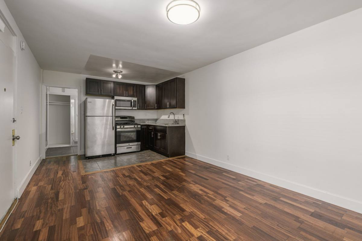 Apartment for rent at 6871 Franklin Ave, Los Angeles, CA 90028
