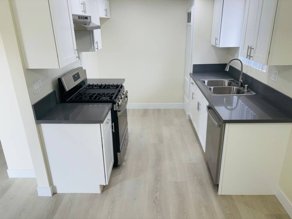 Apartment for rent at 11886 Foothill Blvd, Sylmar, CA 91342