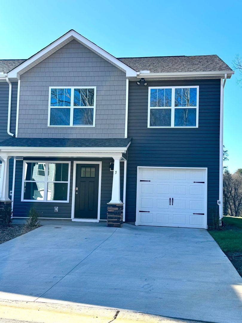 Townhouse for rent at 5 Malcolm Court, Candler, NC 28715