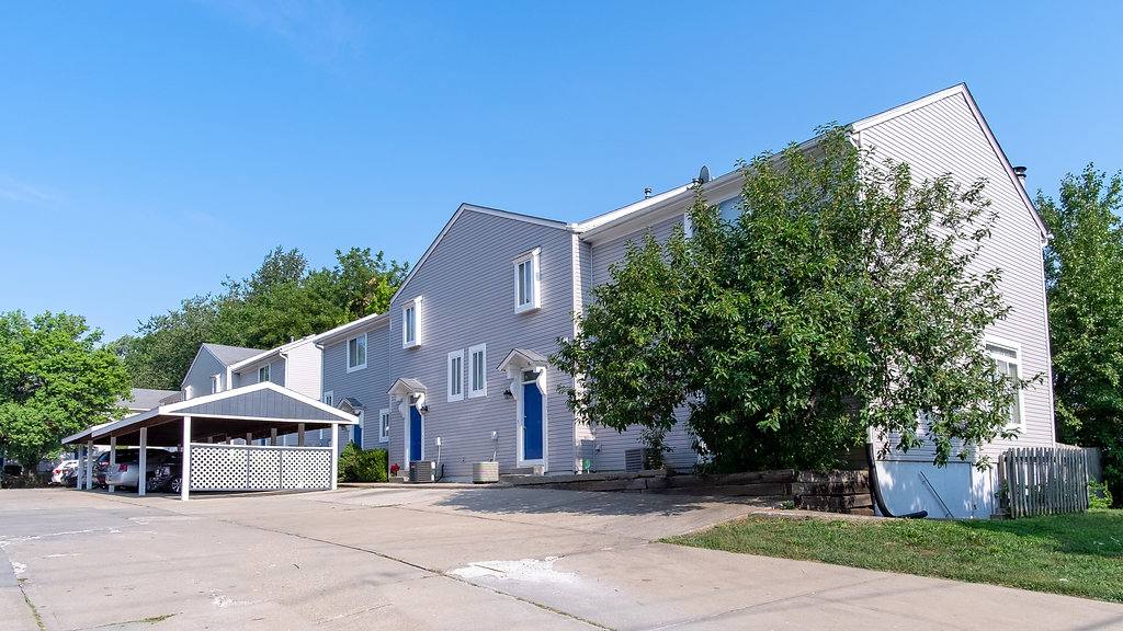 Townhouse for rent at Wornall Heights, 9702 Wornall Rd, Kansas City, MO 64114