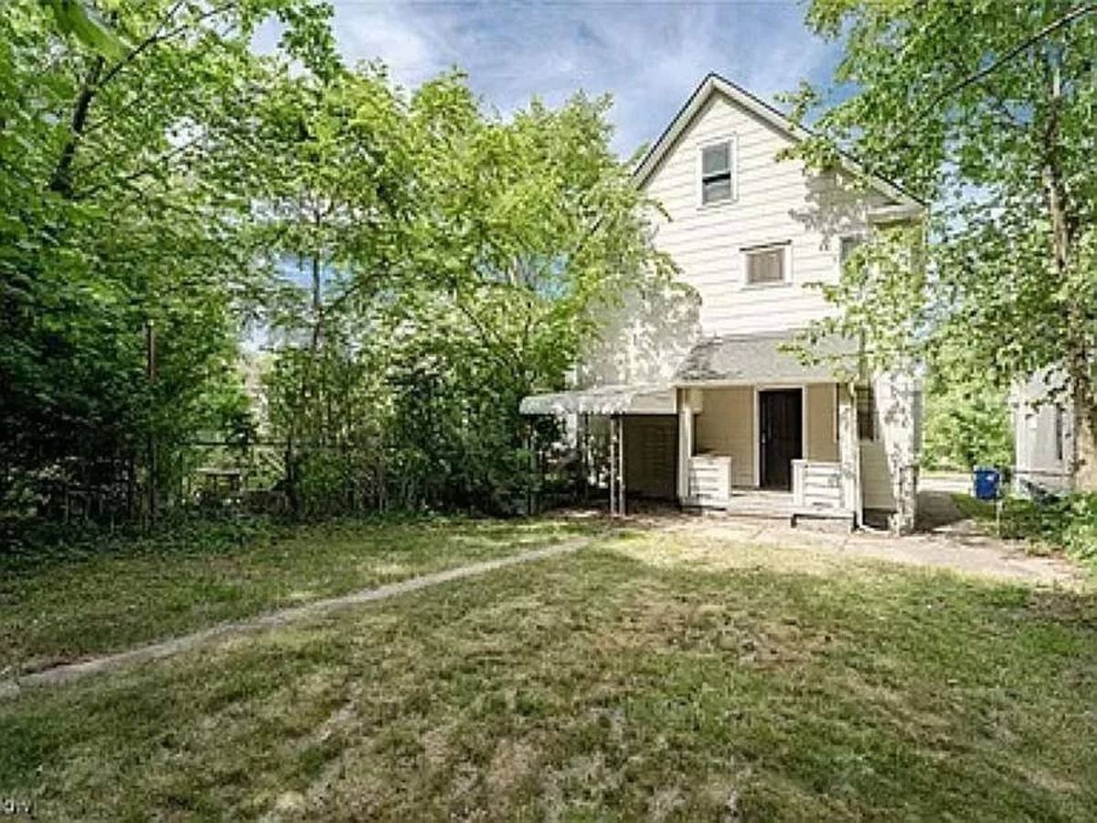 Apartment for rent at 2867 E 104th St, Cleveland, OH 44104