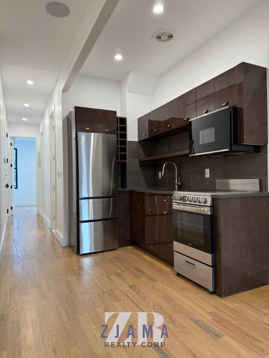 Apartment for rent at 104 Graham Ave #3R, Brooklyn, NY 11206