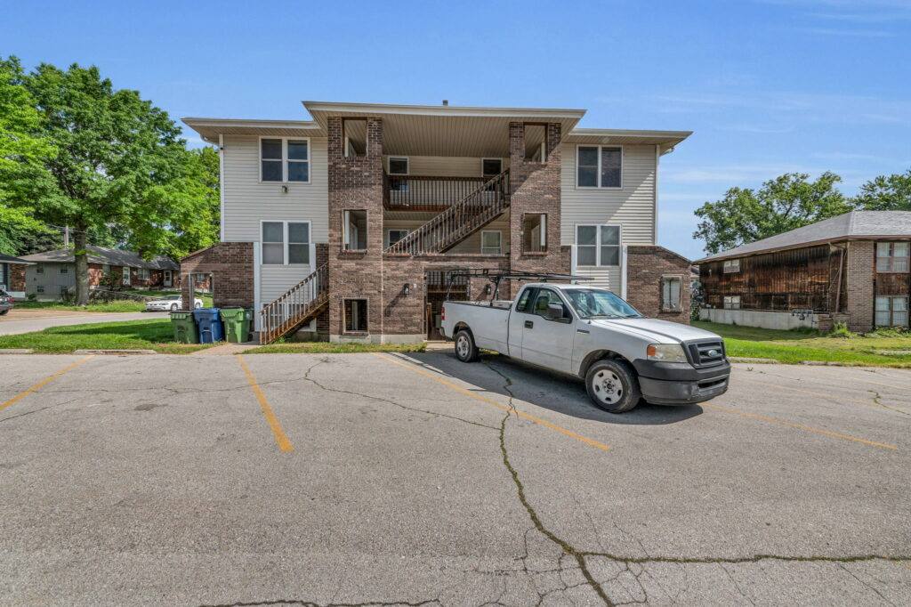 Apartment for rent at Raytown, 9200-9210 E 54th Terrace, Kansas City, MO 64133