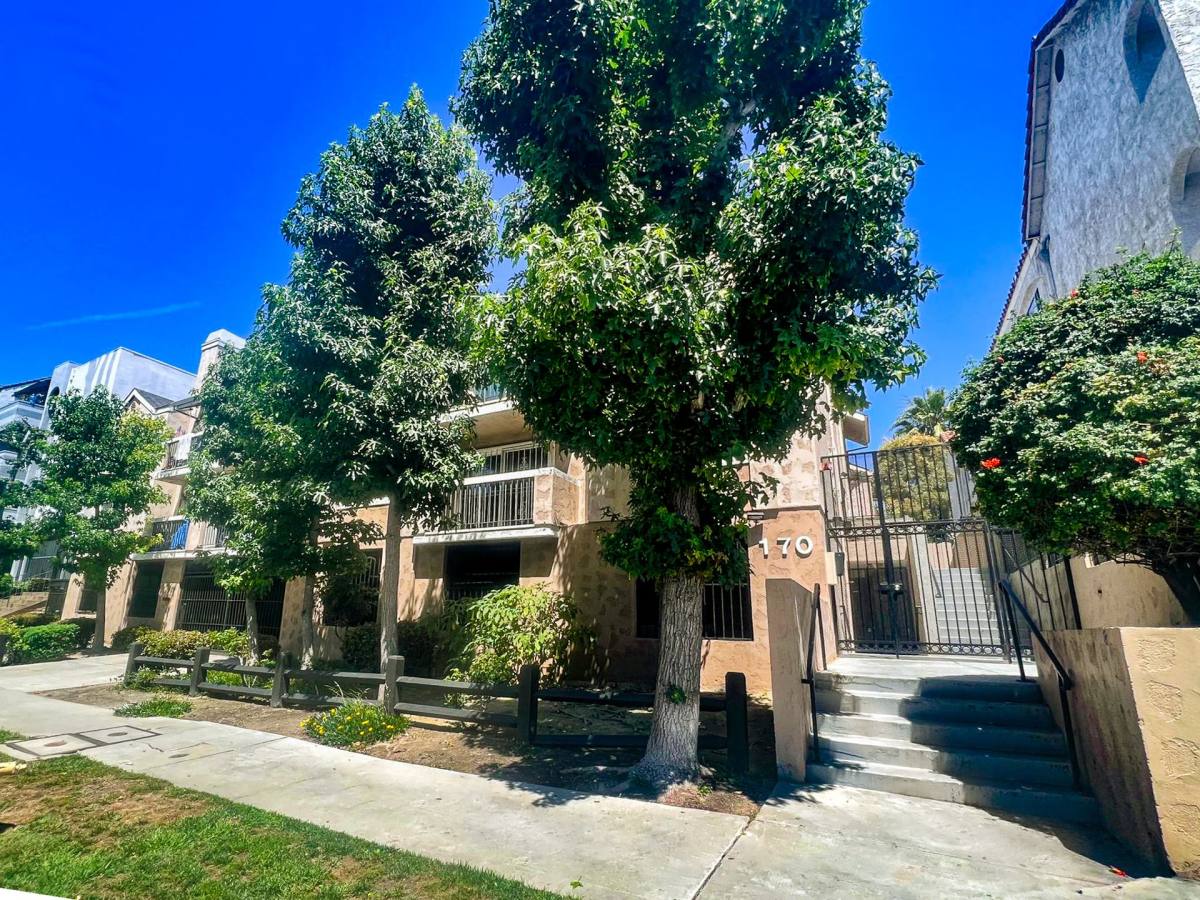 Apartment for rent at 170 S Virgil Ave, Los Angeles, CA 90004