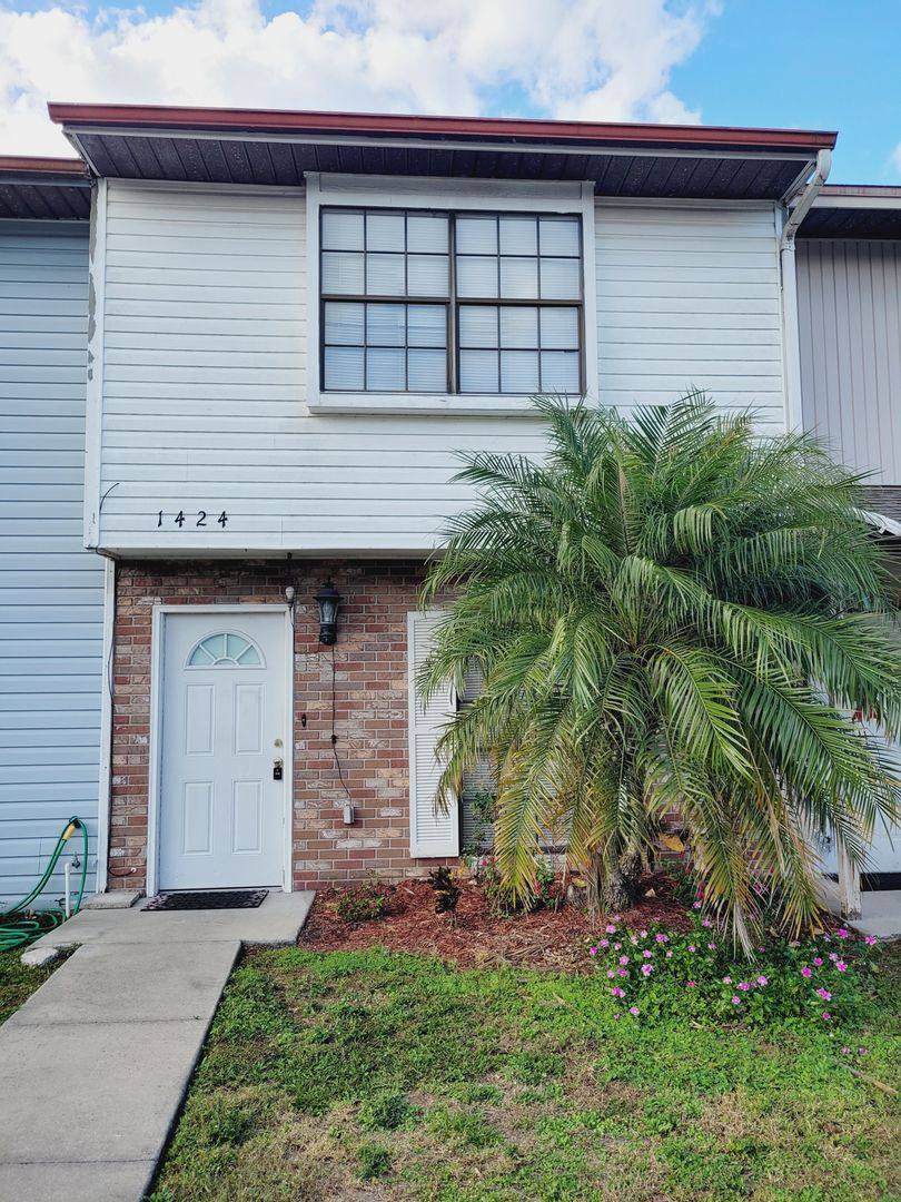 Townhouse for rent at 1424 Ridge Lake Court, Lakeland, FL 33801