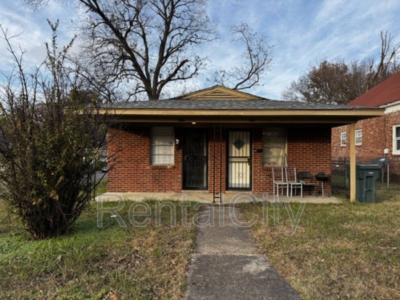 Apartment for rent at 832 Whitford Place, Memphis, TN 38106