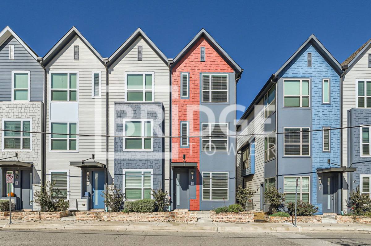 Townhouse for rent at 301 E Lamar St, McKinney, TX 75069