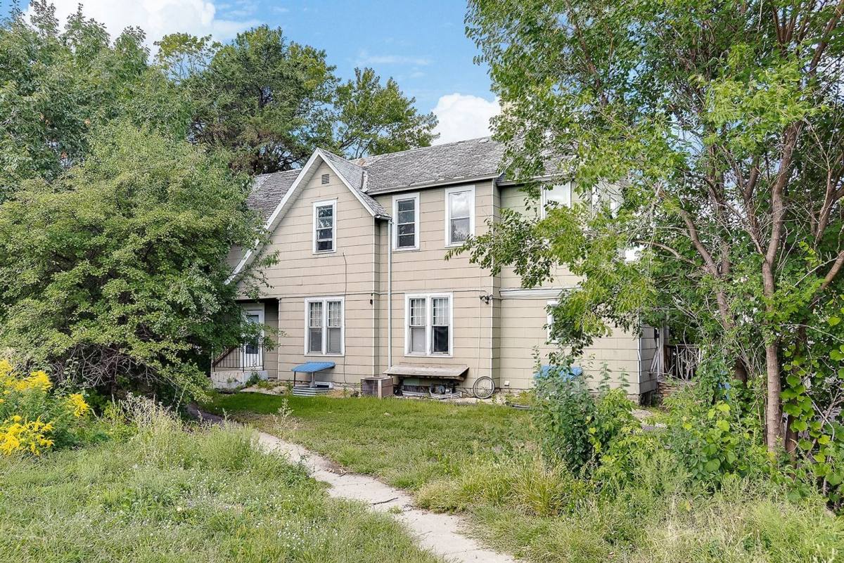 House for rent at 911 E River Rd, Minneapolis, MN 55414