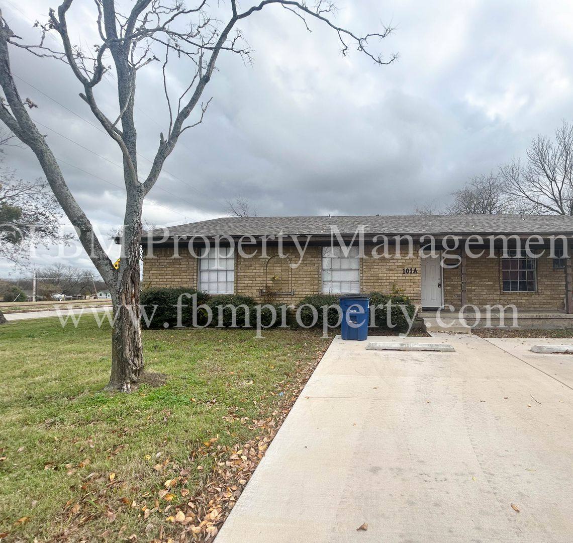 Apartment for rent at 101 W Latimer St, Ennis, TX 75119