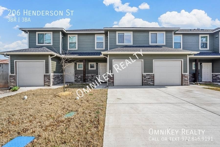 Townhouse for rent at 206 Henderson St, Bonham, TX 75418