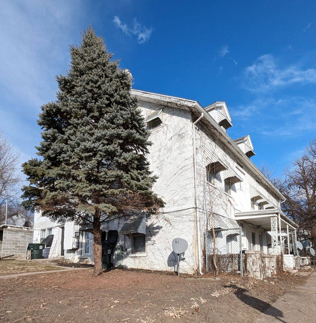 Apartment for rent at 832 W 8th St, Davenport, IA 52802