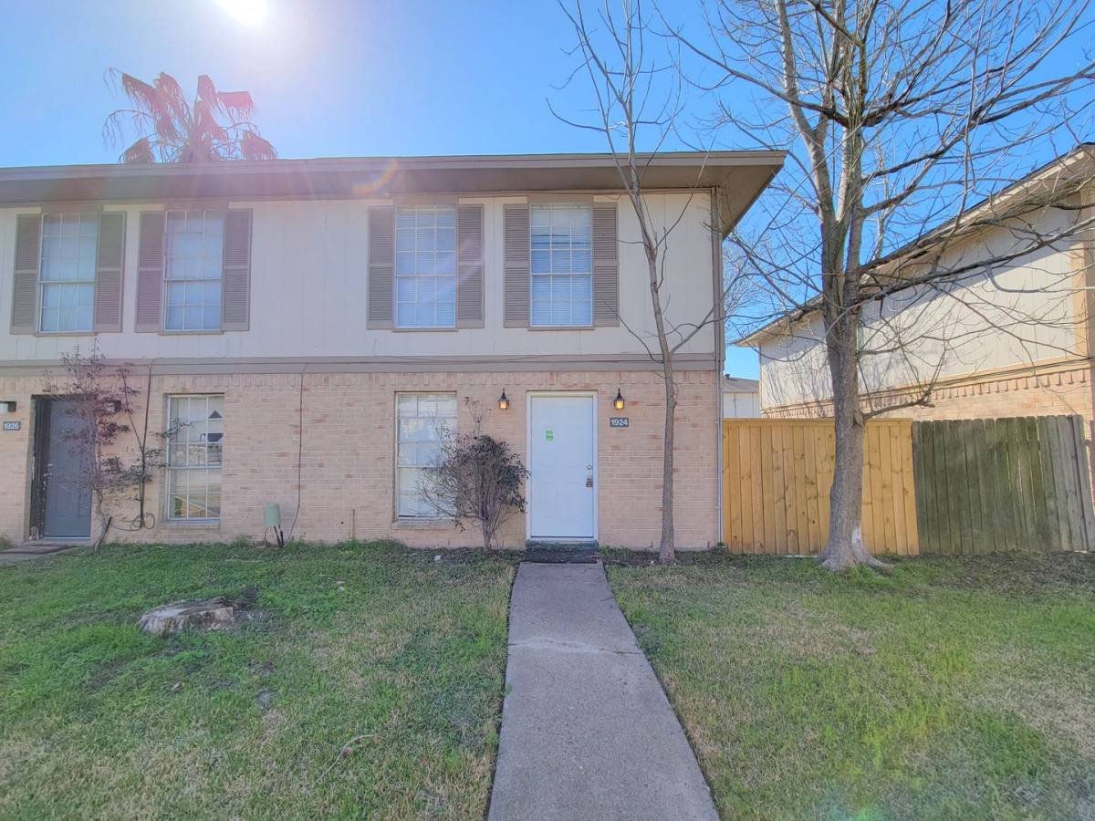 Townhouse for rent at 1924 Upland Dr, Houston, TX 77043