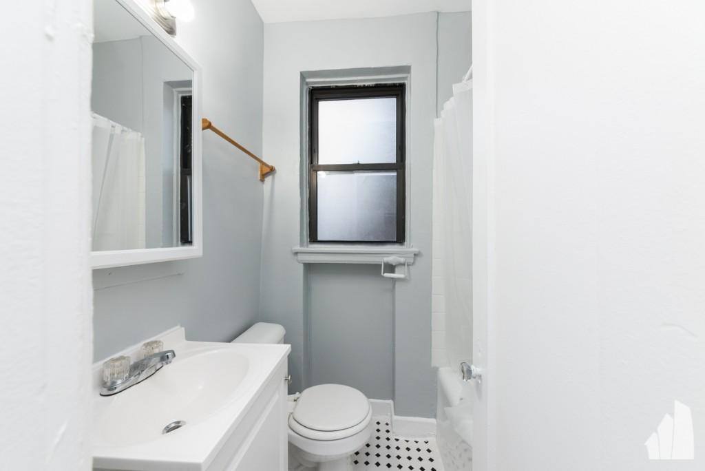 Apartment for rent at 4735 N Beacon St #214, Chicago, IL 60640