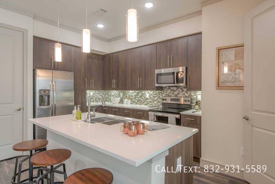 Apartment for rent at 1800 Saint Joseph Parkway #THD, Houston, TX 77003