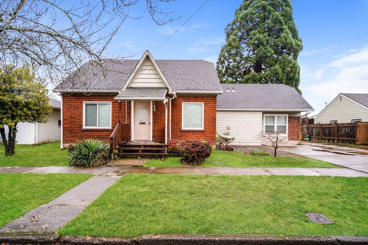 Apartment for rent at 2180 Laurel Ave NE, Salem, OR 97301
