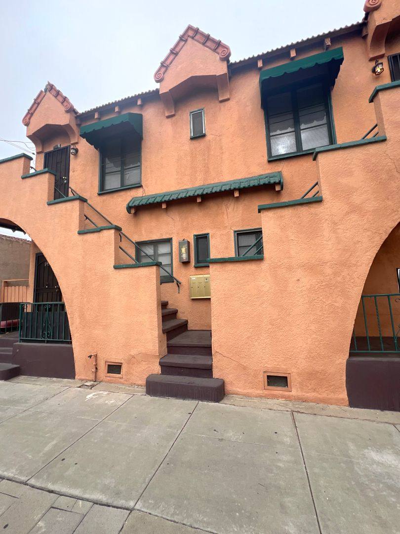Apartment for rent at 2819 E Theresa St, Long Beach, CA 90814