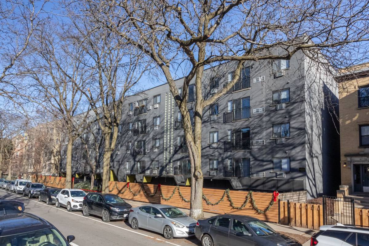 Apartment for rent at 5411 N Winthrop Ave, Chicago, IL 60640