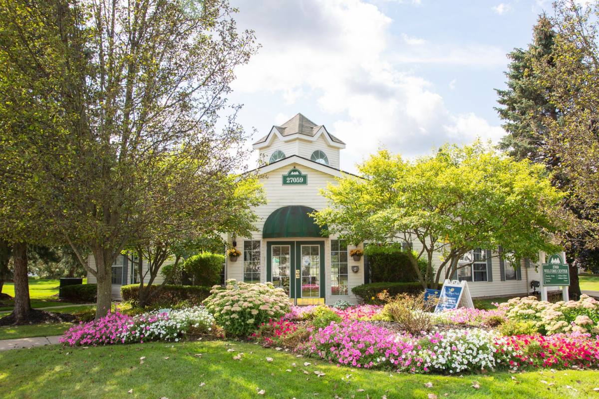 Apartment for rent at 27059 Meadowood Dr, Wixom, MI 48393