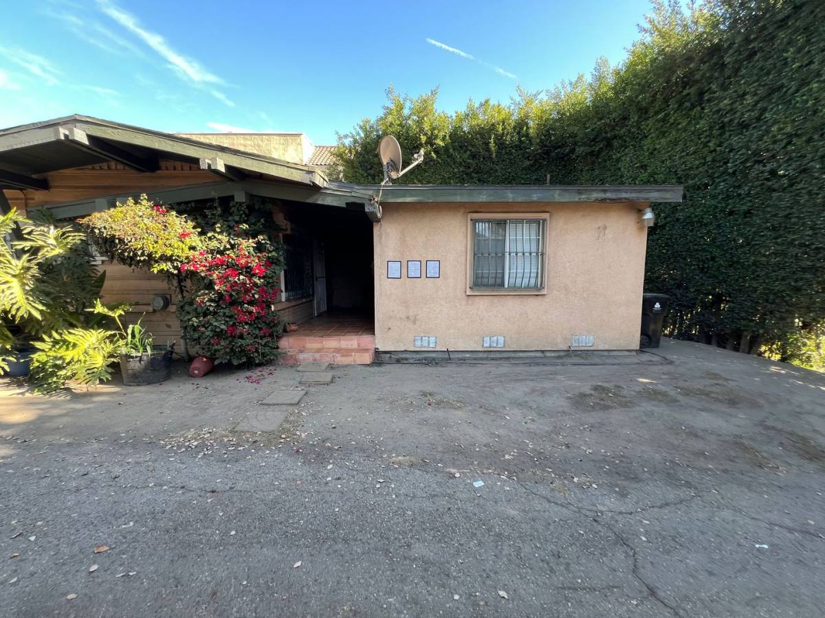 Apartment for rent at 1111 W #42ND St, Los Angeles, CA 90037