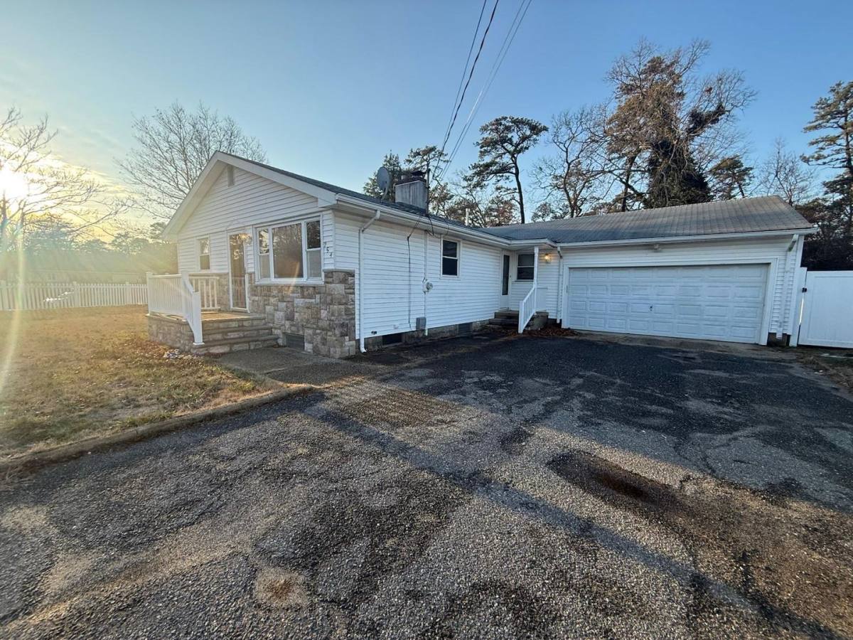 House for rent at 254 Admiral Ave, Beachwood, NJ 08722