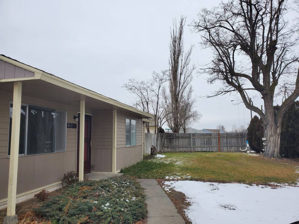 House for rent at 1209 Pershing Rd, Moses Lake, WA 98837