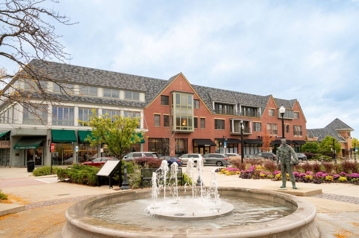 Apartment for rent at 1991 Tower Dr, Glenview, IL 60026