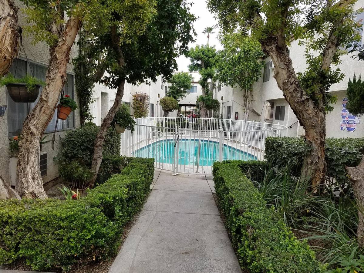 Apartment for rent at 5809 N Reseda Blvd, Tarzana, CA 91356