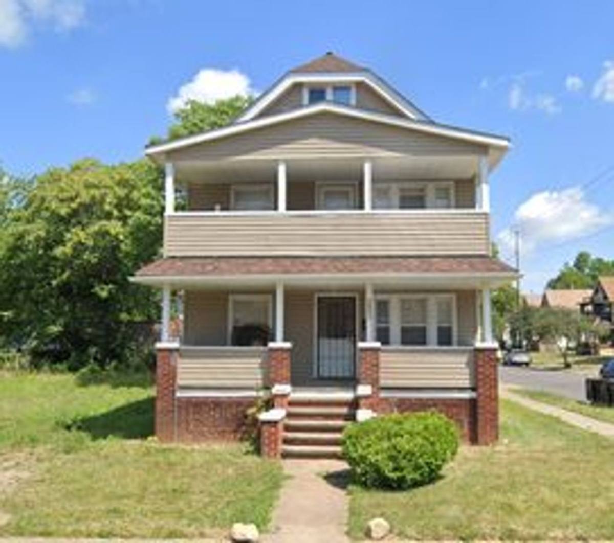 Apartment for rent at 2863-5 Avondale Ave, Cleveland, OH 44118