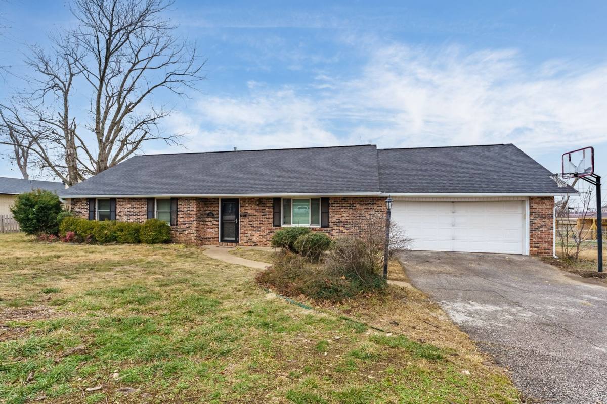 House for rent at 914 S 16th St, Rogers, AR 72758